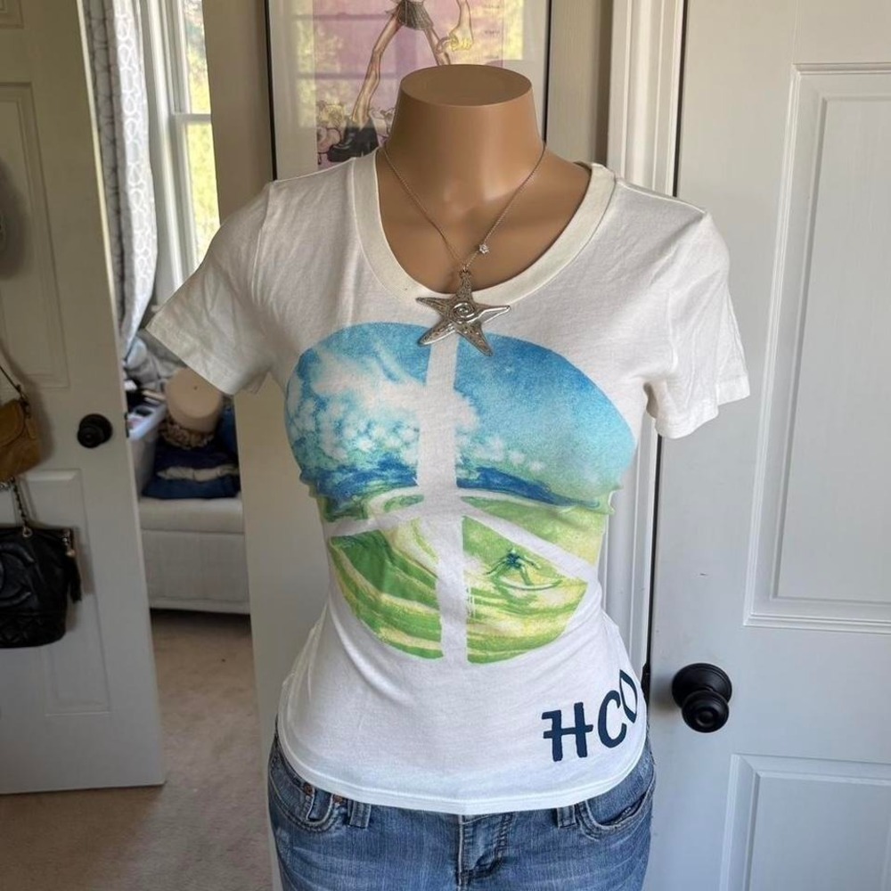 y2k 2000s hollister graphic peace sign surf style fitted tee